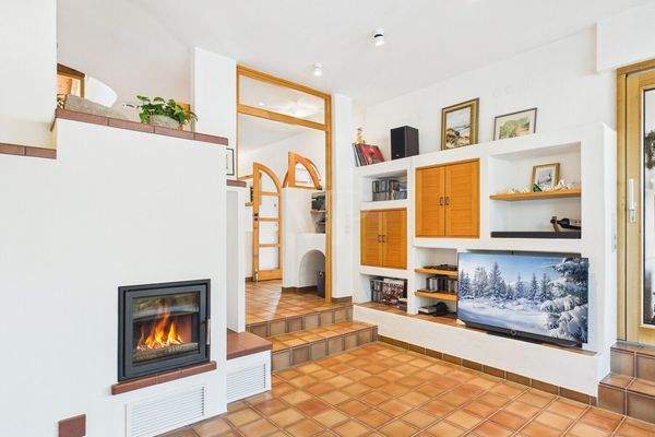 Wohnzimmer mit Kamin