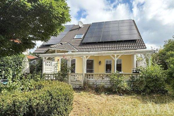 Hausansicht mit Photovoltaikanlage