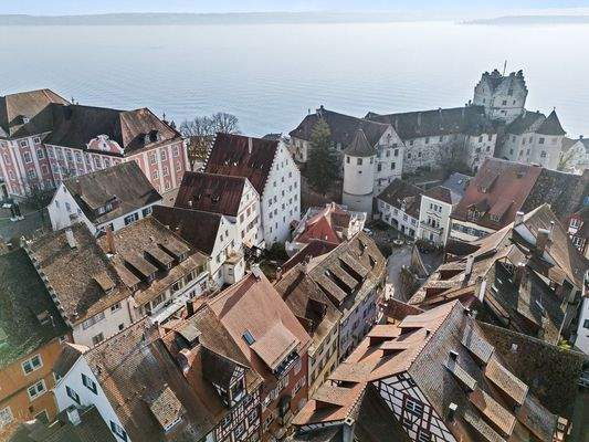 Nahe Schloß und See