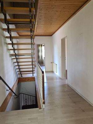 Treppe in den Keller, wie ins DG