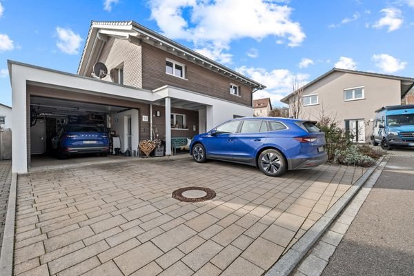 Garage mit Stellplätzen und Wallbox