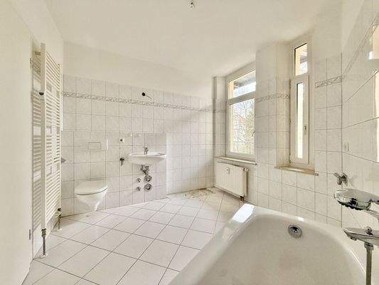 Tageslichtbad mit Wanne