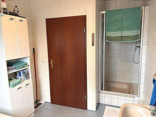 Bad mit Wanne und Dusche im DG