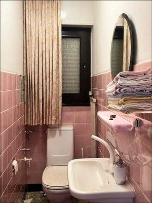 Separates WC direkt neben dem Badezimmer