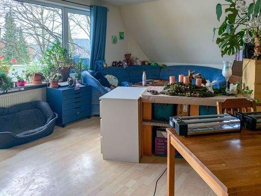 Wohnbereich mit großer Fensterfront einer Wohneinheit