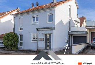 Zauberhafte Maisonette-Gartenwohnung mit XXL-Garage, Carport und eigenem Garten – Baujahr 2007