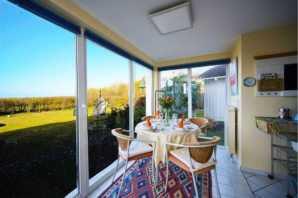 Heller Essbereich mit Blick zur Ostsee und maritimem Flair