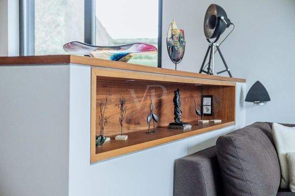 Einbauregal mit eingelassenen Schaltern und Strom