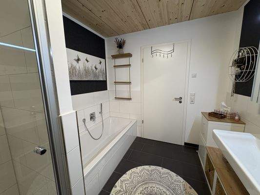 Badewanne und Dusche