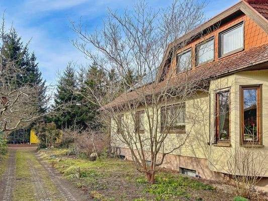 Südansicht und Zufahrt