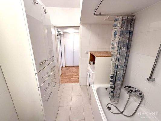 Badezimmer mit Waschmaschinenanschluss