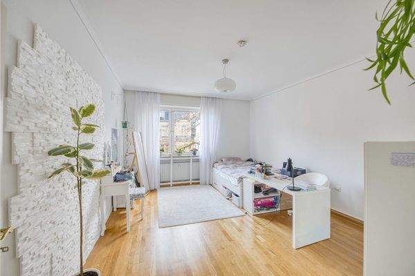 Lichtdurchflutetes Kinderzimmer