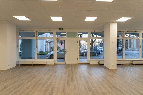 Schaufenster am Arkaden-Gang