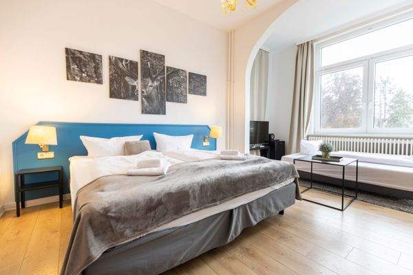 Elegantes Zimmer mit stilvoller Einrichtung