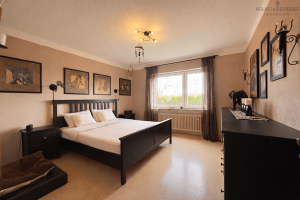 Helles Schlafzimmer mit großen Fenstern 