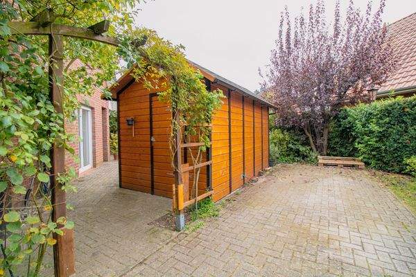 Stellplatz und Schuppen