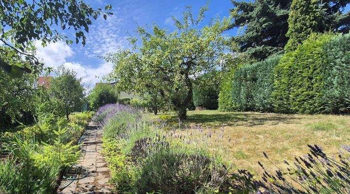 Grunstückslänge etwa 32 m