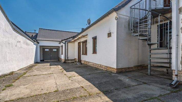 Einfahrtsbereich - Hof