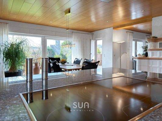 WOHNBEREICH MIT BLICK IN DIE NATUR