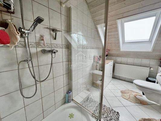 DG Bad Blick Richtung Fenster