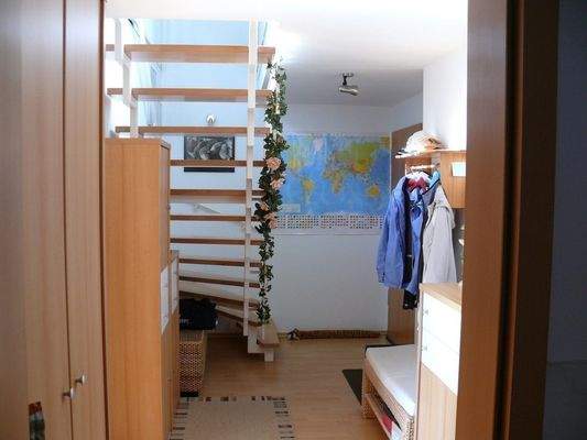 Eingangsbereich mit Treppe.jpg