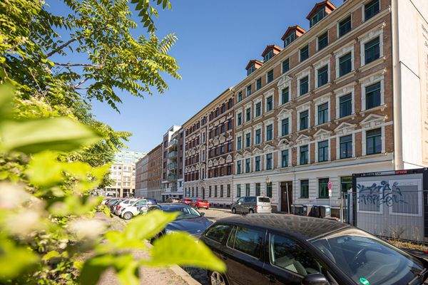 Hausansicht mit Nachbarschaftsbebauung