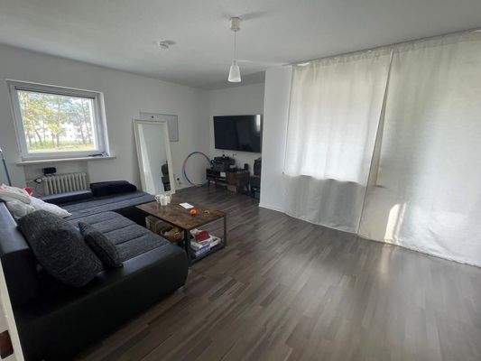 Wohnzimmer mit Balkon