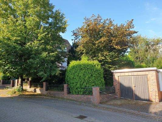 Straßenansicht mit Doppelgarage