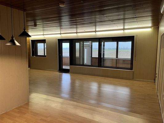 Wohn-und Essbereich mit Blick in Wintergarten