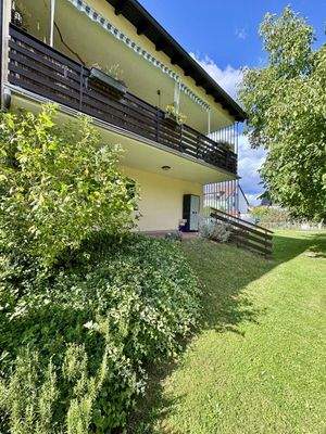 Seitenansicht Terrasse und Balkon