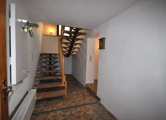 05 Flur und Treppenhaus.JPG