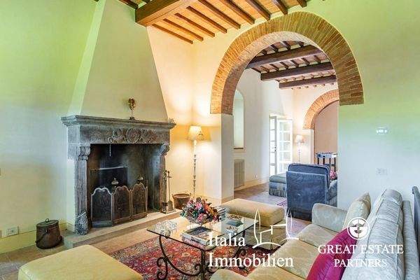 Schöne helle Villa in herrlicher Lage mit Türmchen, Pool, Weinberg und Olivenhain