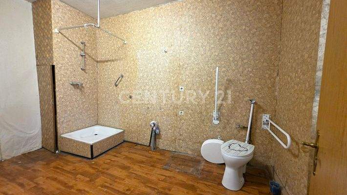 Aktuelles Badezimmer mit Dusche und Waschmaschinenanschluss