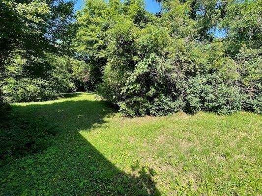 seitlicher Blick auf Grundstück