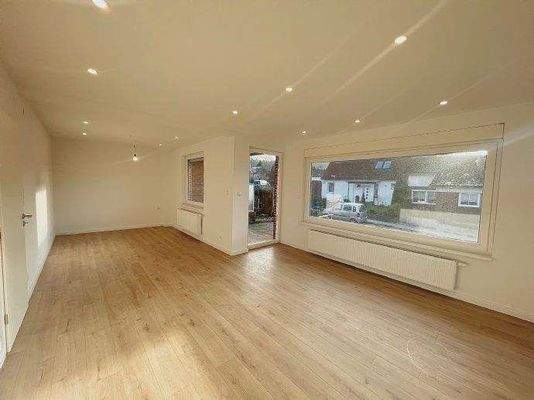 Wohn-/Esszimmer mit Zugang zur Terrasse