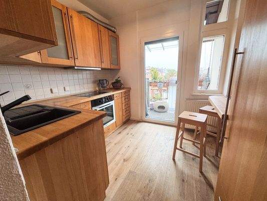 Küche mit Zugang zum Balkon