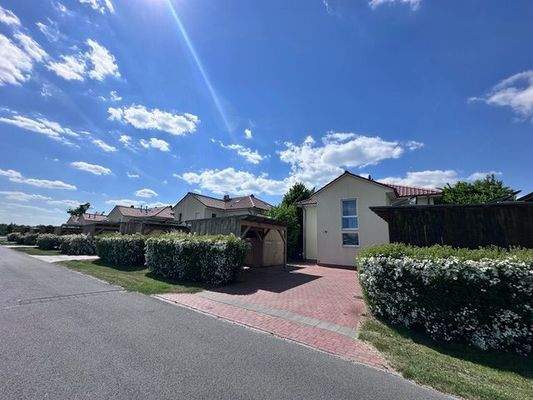 Eingangsbereich mit Carport