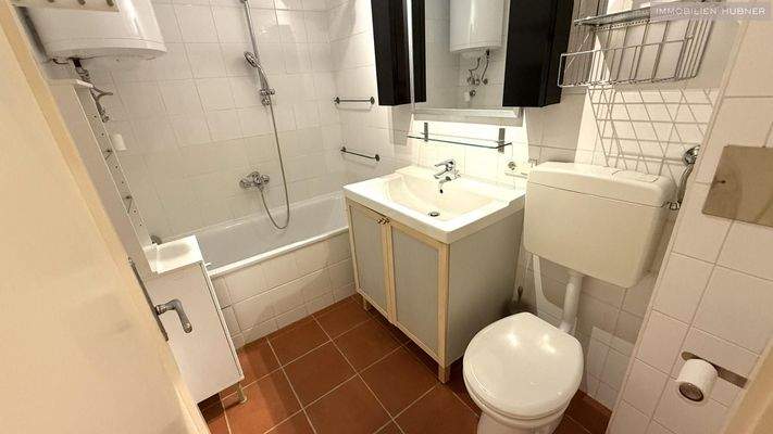 Bad mit Wanne und WC