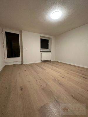 1. OG - Wohnzimmer mit Balkonzugang