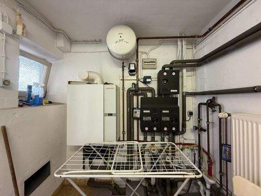 Gasbrennwerttherme mit Warmwasserspeicher. Die Heizkreisläufe für beide Häuser sind getrennt.