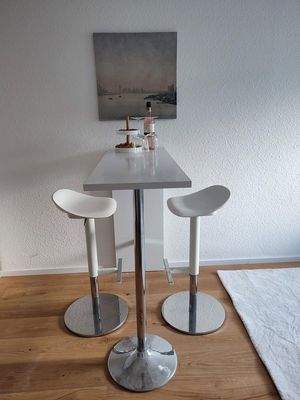 Tisch mit Hochstühlen