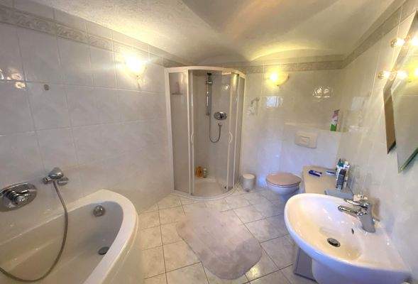 Bad mit Wanne und Dusche im  EG