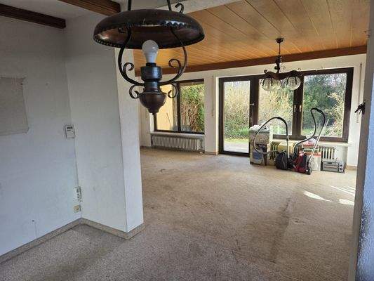 Esszimmer mit Blick ins Wohnzimmer