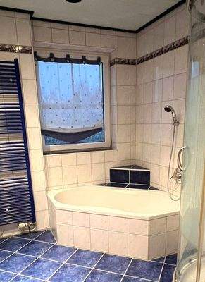 mit Eckbadewanne und Dusche