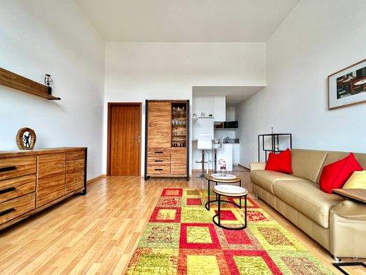 Wohn-Schlafzimmer mit offener Küche