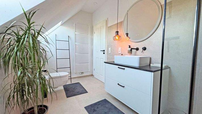 Badezimmer  im Obergeschoss