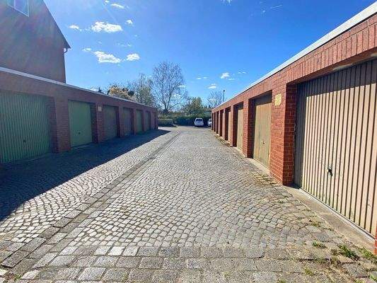 Rechts und links je 8 Garagen