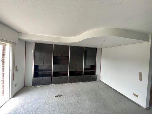 Großzügiger Wohnbereich mit Zugang BALKON