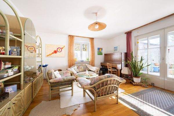 Wohnzimmer mit Blick auf die Terrasse