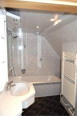 Bad mit Waschtisch, Wanne u. Glasaufsatz